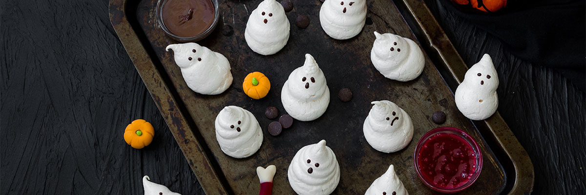kummitusmarengit tummalla taustalla halloween herkut