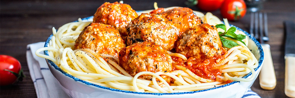 Lihapullia tomaattikastikkeessa spagetin kanssa